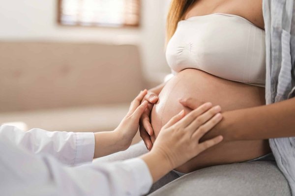 Capturer la magie de la maternité avec un photographe grossesse à Bordeaux